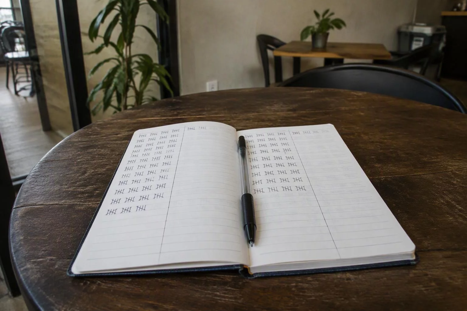Caderno aberto com a contagem de passagem anotada à mão